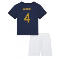 Billiga Frankrike Raphael Varane #4 Barnkläder Hemma fotbollskläder till baby VM 2022 Kortärmad (+ Korta byxor)